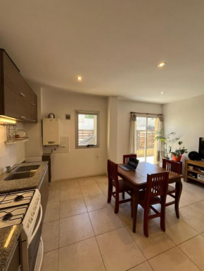 Amplio y confortable departamento a 4 cuadras de la playa en planta baja con cochera y patio en Barrio La Perla!